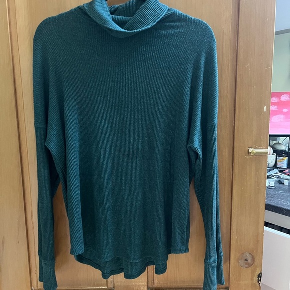 American Eagle Turtleneck Bundle - Picture 4 of 5